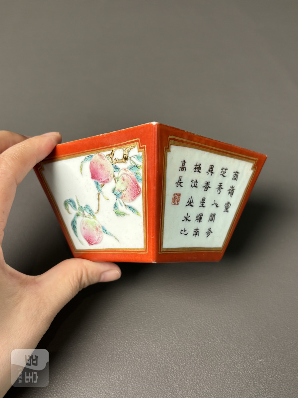 清乾隆 达汉太敬制珊瑚红描金开光粉彩蟠桃灵芝诗文方斗杯 - 图8